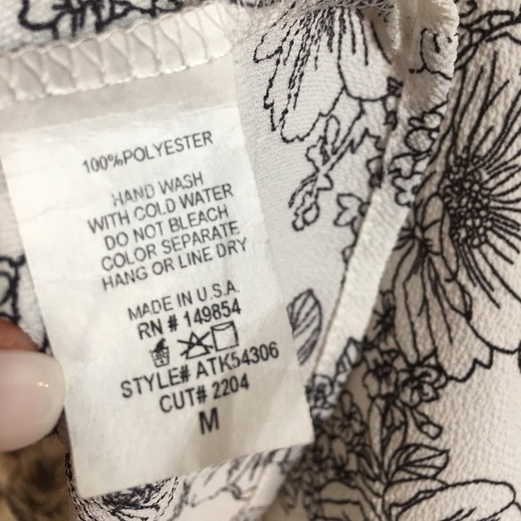 NWT ~ Off the shoulder blouse ~ Black and white - Picture 5 of 8